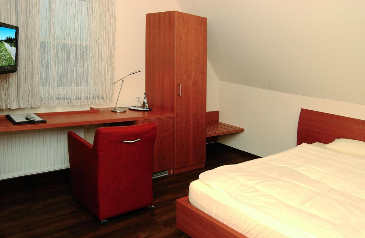 Landgasthof Hotel Lowen Wildberg  Экстерьер фото